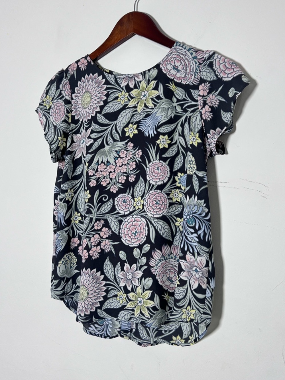 Loft Women’s Short Cap Sleeve Button Back Top Blouse Charcoal Gray Pink - Picture 3 of 5